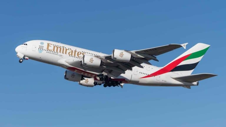 Alerta a viajeros: Emirates revisa sus A380 por grietas en las alas (posibles retrasos)