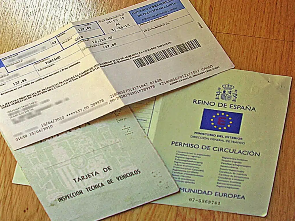 Multas de la DGT por no llevar los documentos obligatorios a partir de abril 2023