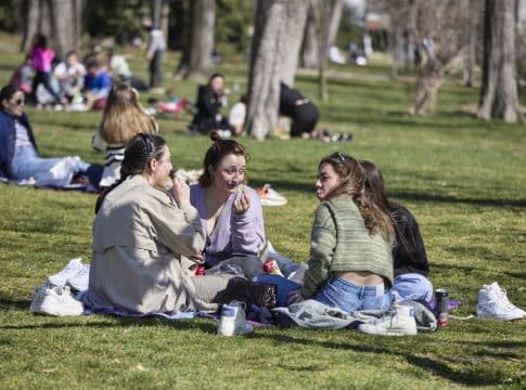 EuropaPress_5046629_chicas_hacen_picnic_aprovechando_altas_temperaturas_parque_retiro_11_marzo Temperaturas altas