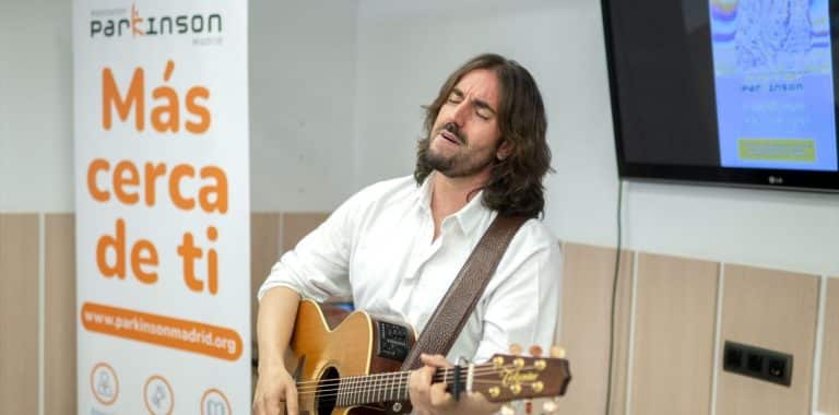 Andrés Suárez estrena el videoclip de Valientes con motivo del Día del Párkinson: 