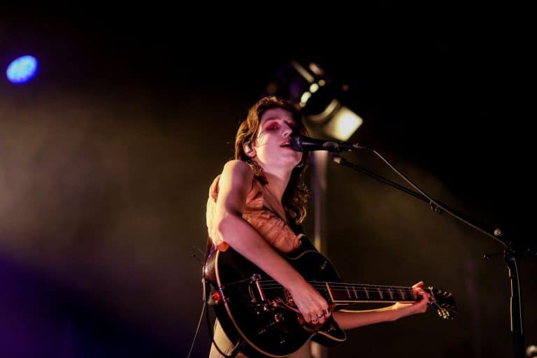 Birdy se transforma de icono indie a estrella pop en la Riviera