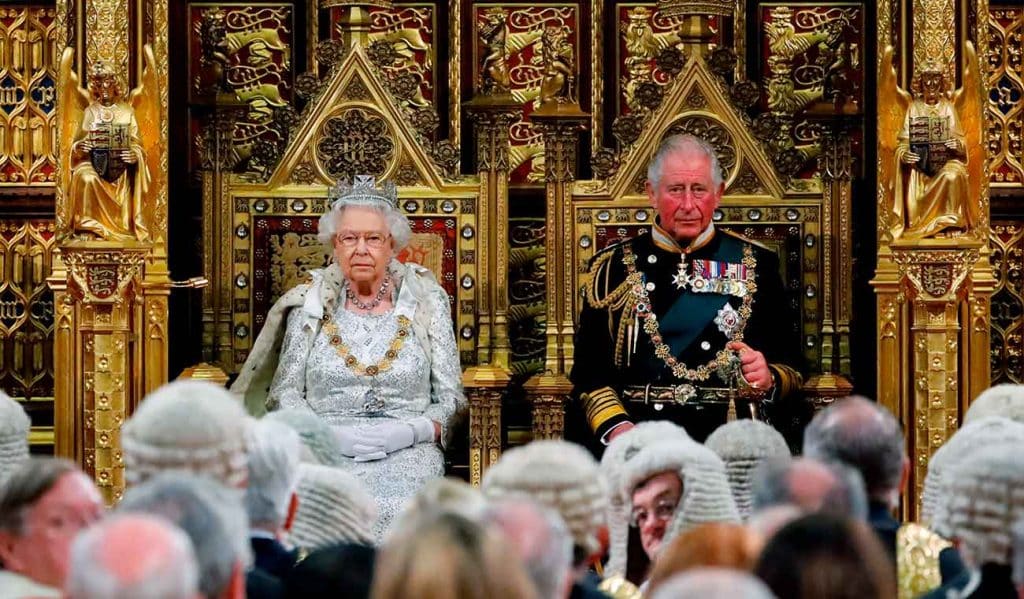 ¿Cuántas personas han recibido invitación formal para asistir a la coronación de Carlos III?