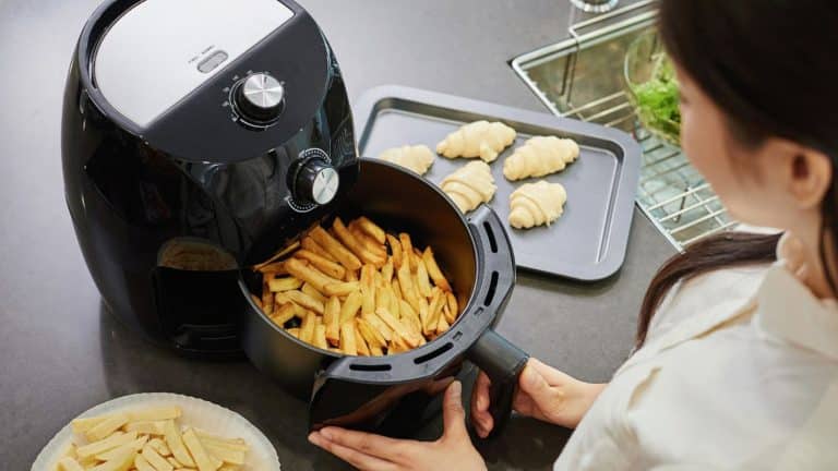 Cocinar crujiente sin airfryer es posible: el truco está en el horno con función AirFry