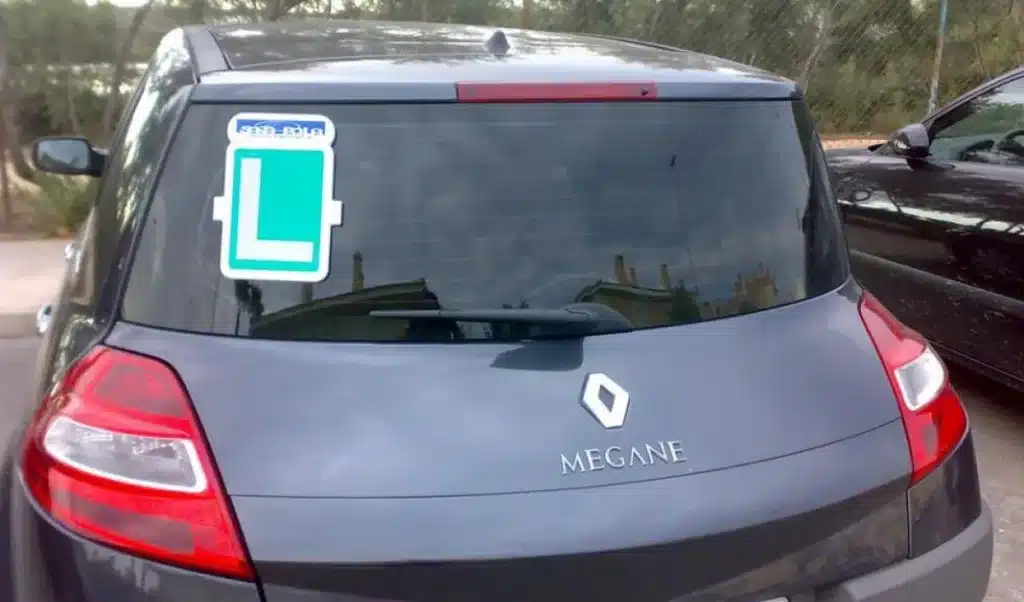 DGT: así debes colocar las pegatinas del parabrisas para que no te multen