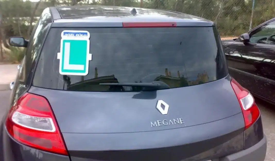 DGT: así debes colocar las pegatinas del parabrisas para que no te multen