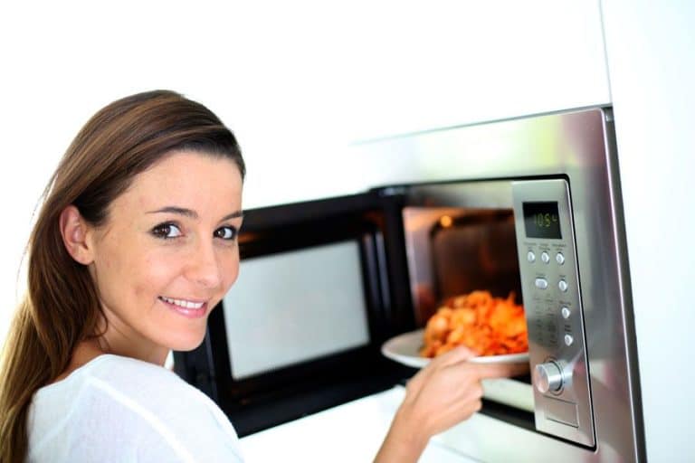 La OCU advierte: estos son los recipientes que nunca debes meter en el microondas