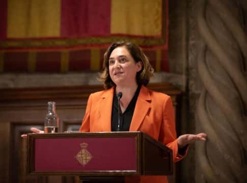 La entrevista de Ada Colau en catalán a un pakistaní que se ha hecho viral La entrevista de Ada Colau en catalán a un pakistaní que se ha hecho viral