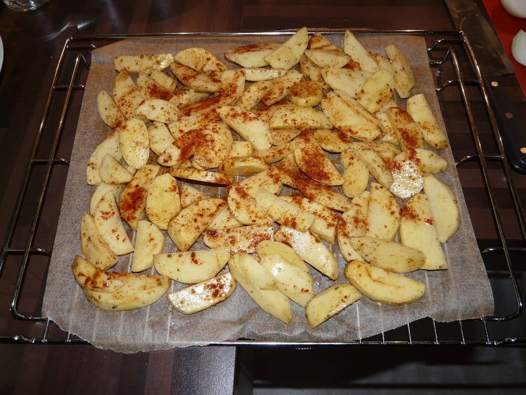 La receta de los profesionales para unas patatas al horno rápidas y deliciosas