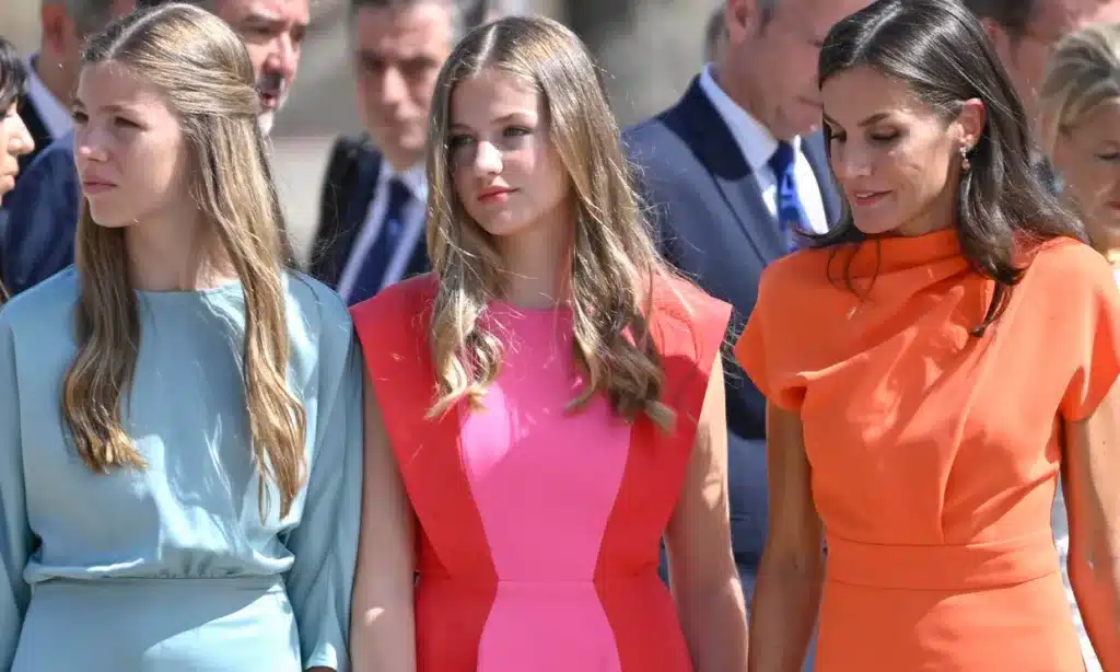 La princesa Leonor usando los accesorios de su madre, la reina Letizia