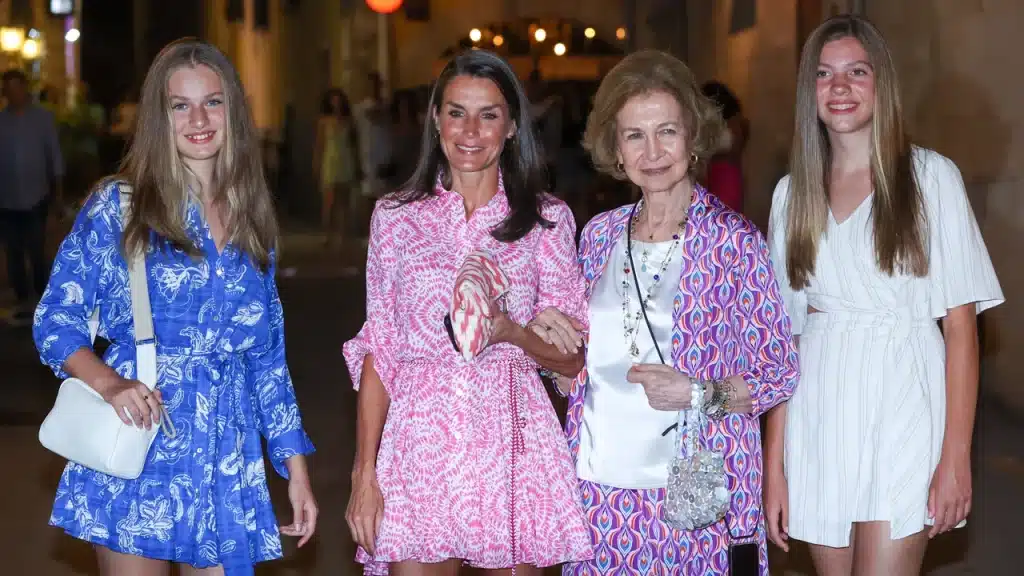 La princesa Leonor pide prestados los pendientes de aro dorado con efecto de bambú a la Reina Letizia