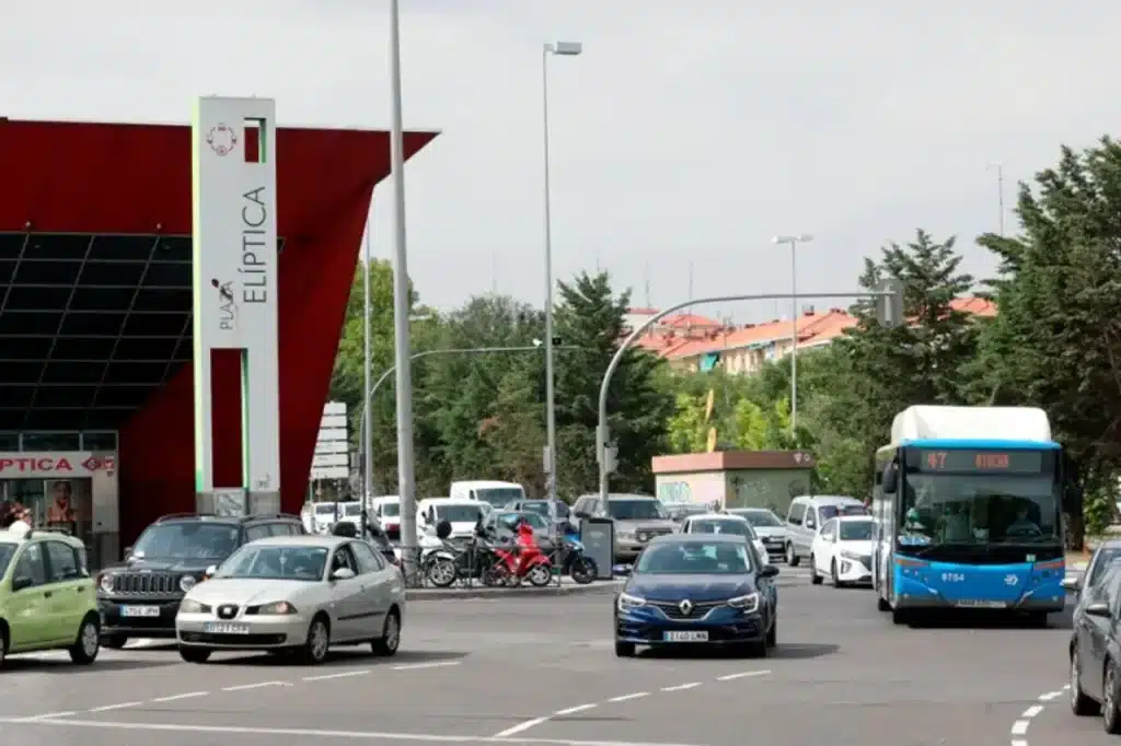 DGT: así debes colocar las pegatinas del parabrisas para que no te multen