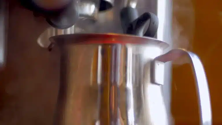 La leche se derrama al hervirla, ¿por qué?