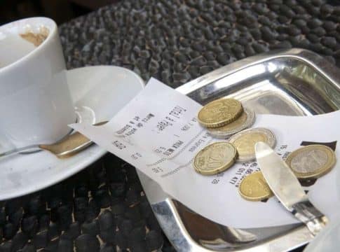 Los españoles se vuelcan contra la propina obligatoria: 