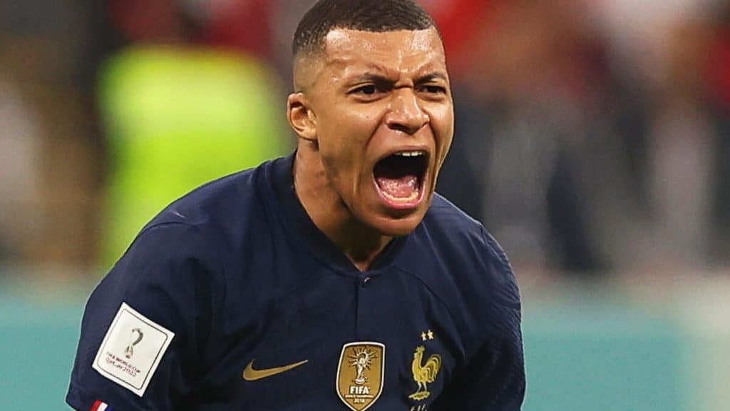Esto es lo que debería cobrar Mbappé si fichase por el Real Madrid 38 Neymar y Messi juntos cobran lo mismo que Mbappé
