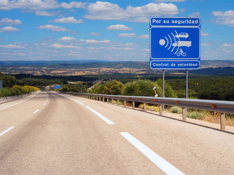 Descubre cómo funcionan los radares de la DGT para evitarte una multa