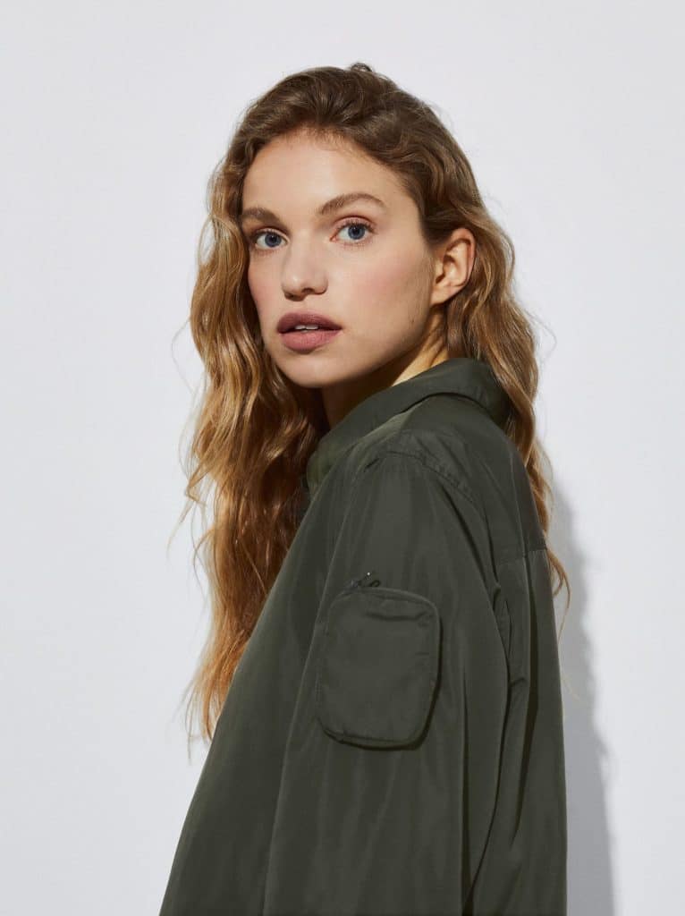 Camisa de nylon con bolso de Parfois