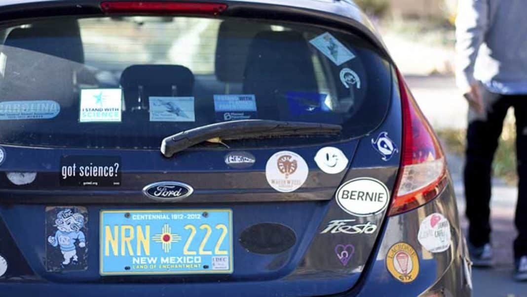 DGT: así debes colocar las pegatinas del parabrisas para que no te multen