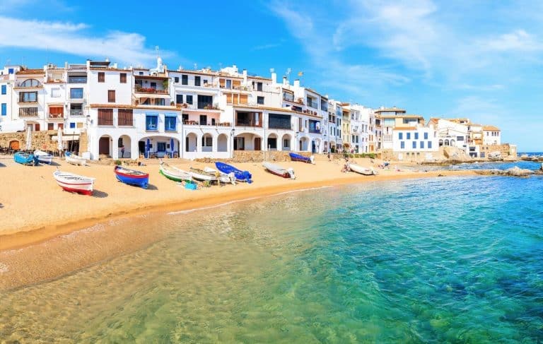 Pueblos de España con playas desconocidas para desconectar en Semana Santa