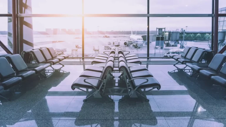 Un tiktoker descubre pequeño detalle de las máquinas expendedoras de los aeropuertos