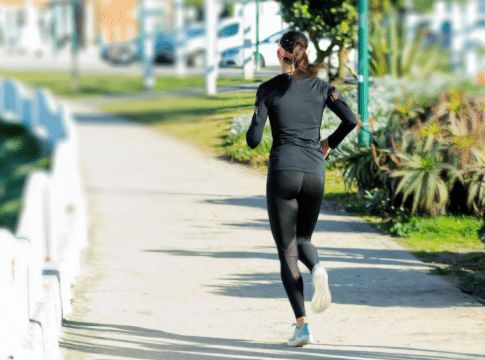 Realiza ejercicio físico moda