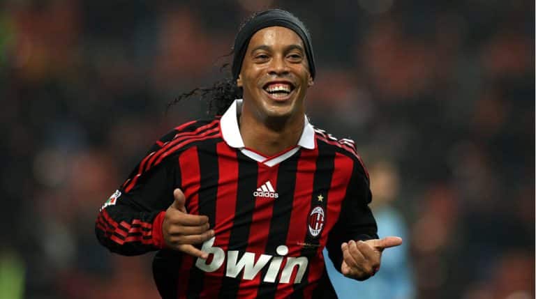 Ronaldinho vuelve al fútbol a los 46 años: ficha por el Ravenna y ya es tendencia mundial