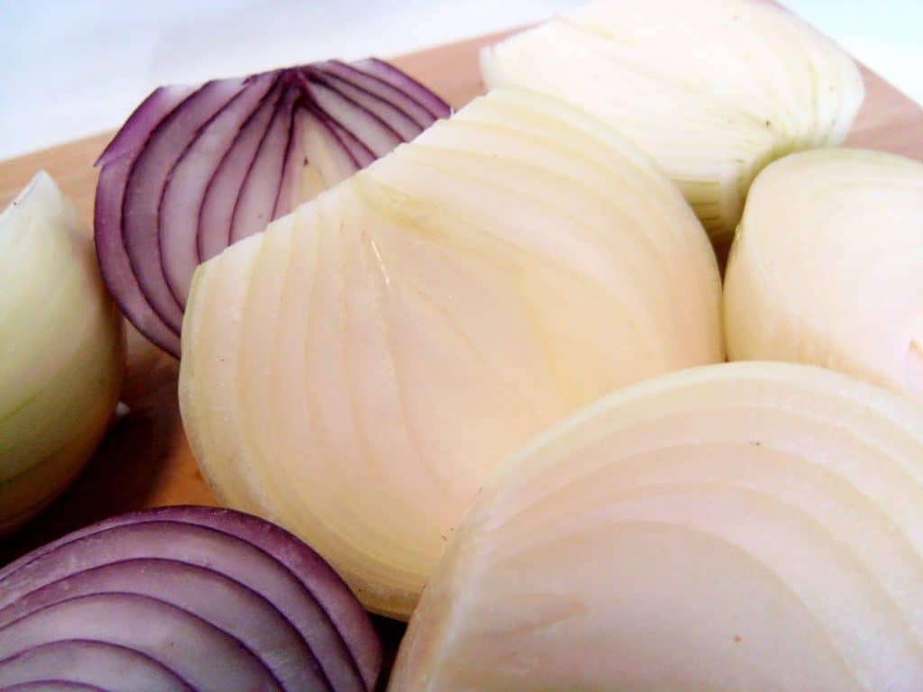 ¿Qué tiene la cebolla que podría ayudar con la glucosa?