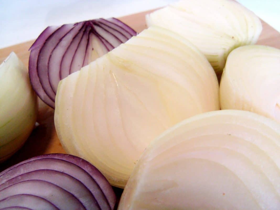 ¿Qué tiene la cebolla que podría ayudar con la glucosa?