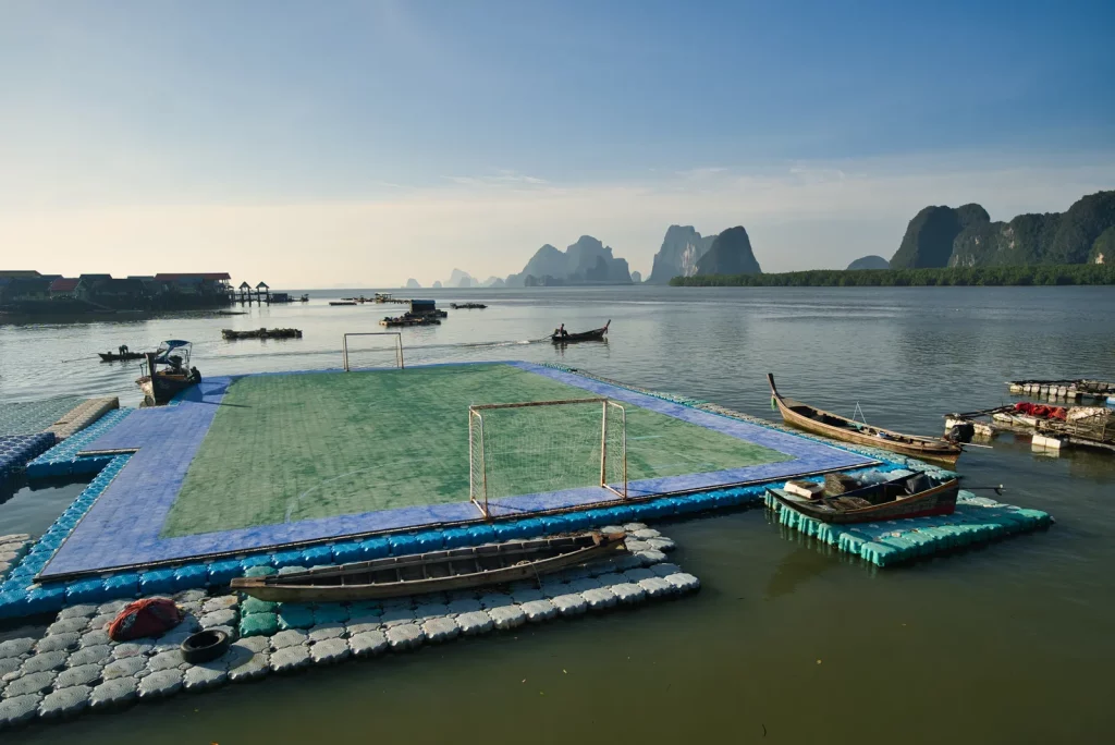 Un campo sobre el mar