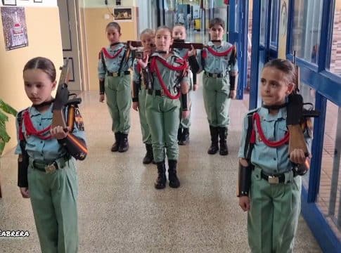 Un colegio viste a sus alumnos de Legionarios y dispara las críticas en Twitter Un colegio viste a sus alumnos de Legionarios y dispara las críticas en Twitter