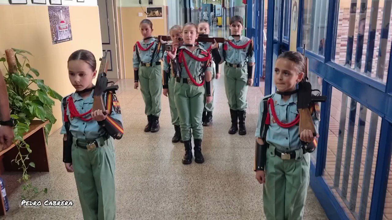 Un colegio viste a sus alumnos de Legionarios y dispara las críticas en Twitter Un colegio viste a sus alumnos de Legionarios y dispara las críticas en Twitter