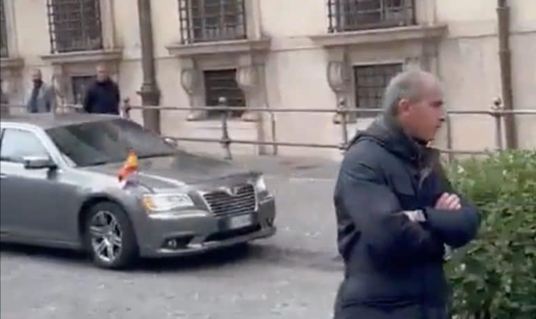 Pedro Sánchez pide prestado un Lancia a Giorgia Meloni para vestirlo de coche oficial