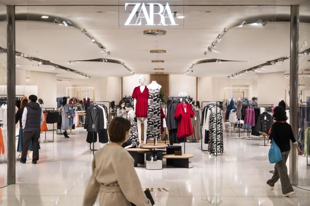 Lar alpargatas atadas de cuña de Zara