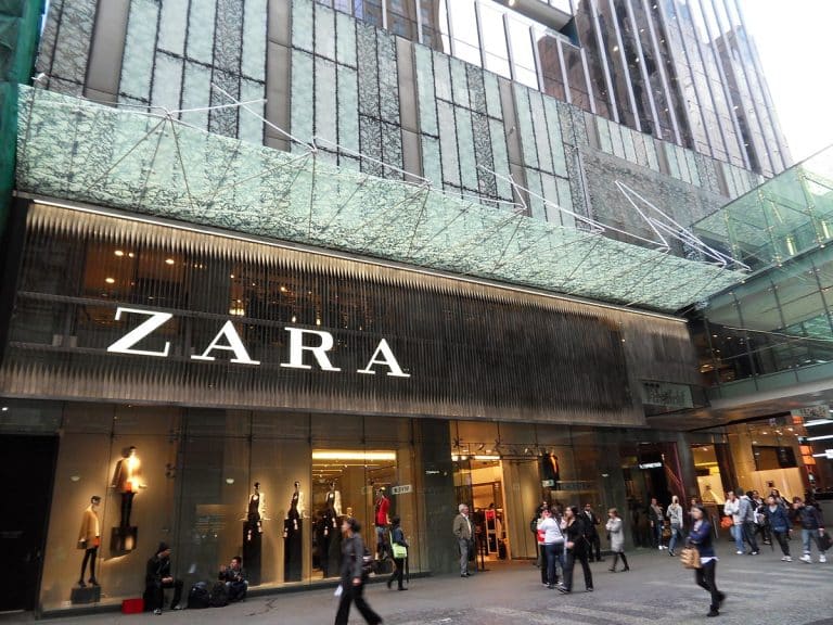 Los 6 mejores vestidos de Zara para disimular la tripita en primavera