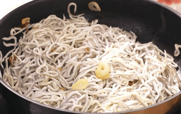 Las sabrosas gulas al ajillo de Arguiñano que puedes hacer en un minuto 75 image 75