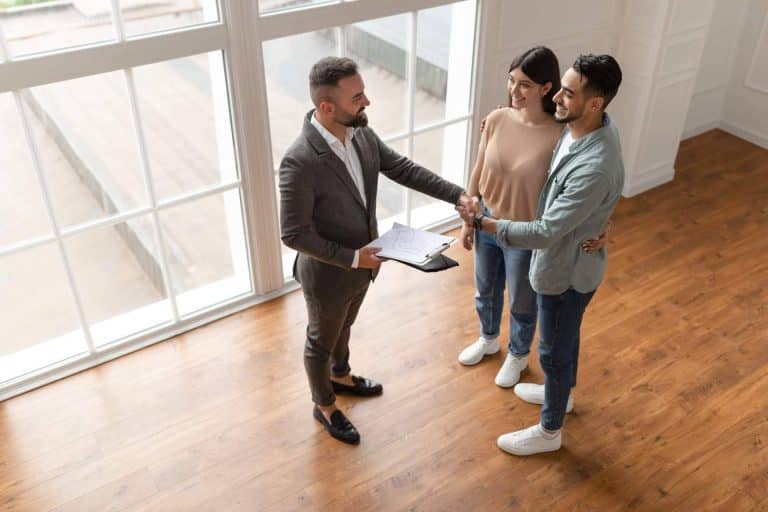 ¿Es posible vender la nuda propiedad y seguir viviendo en la vivienda?