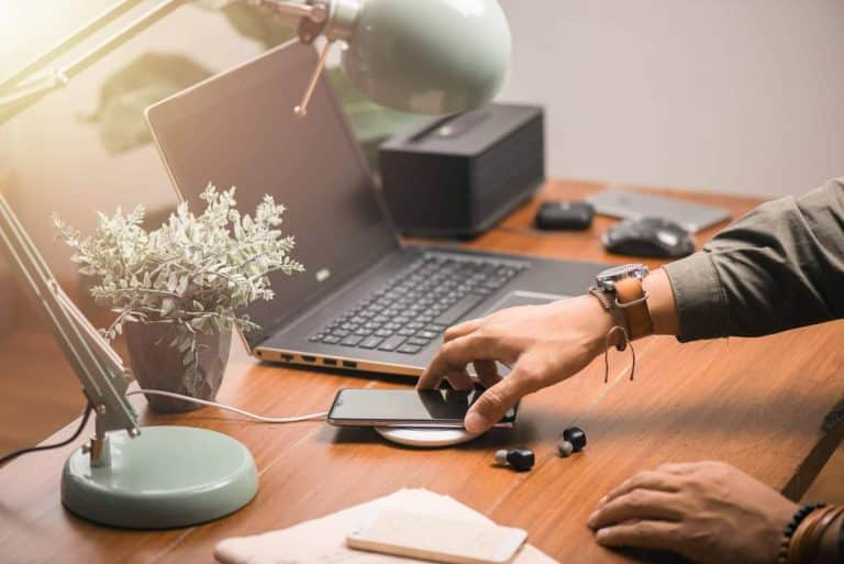 Cargadores inalámbricos personalizados como estrategia para generar engagement, por Ainos Publicidad