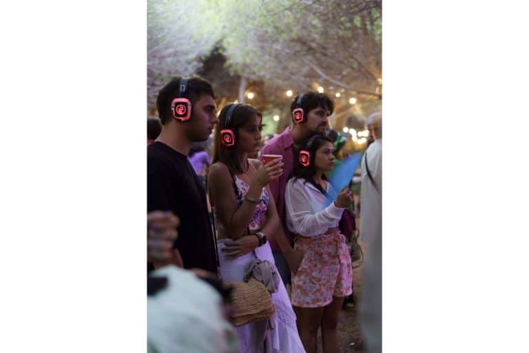 3 escenarios, 10 artistas con música, artes visuales y gastronomía en la fiesta de San Juan, Mega Silent Disco Gavá Playa