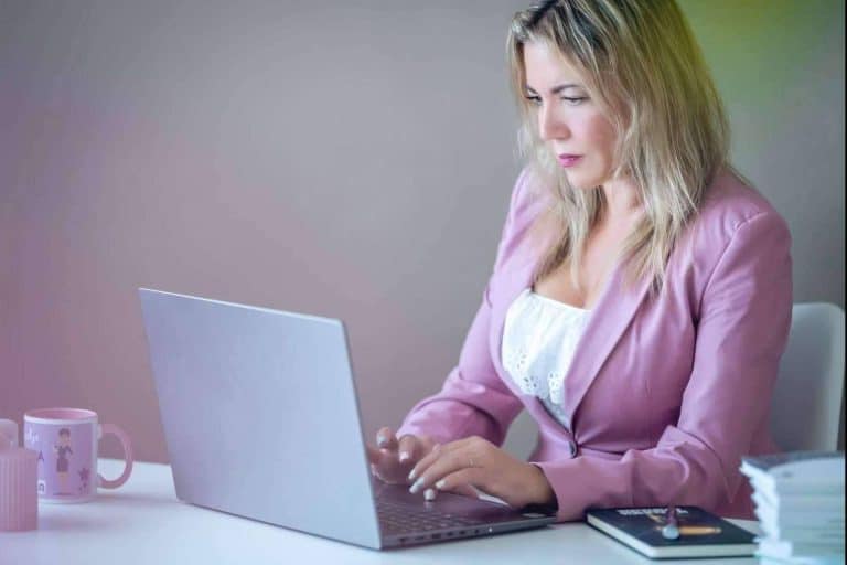 La especialista en terapia de pareja Mariola Moreno se posiciona entre los mejores psicólogos de Sevilla