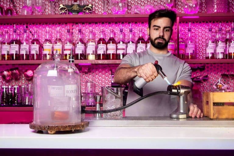 Una de las coctelerías más premiadas de Madrid es Enbabia Infused