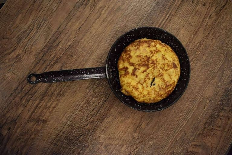 Taberna La Española cuenta con una amplia gama de delicias, incluyendo la tradicional tortilla de patatas