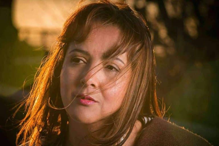 Una mirada cruda y reveladora a través de la novela de Análida Ospina, 'Cuando no tomaba Prozac, la noche de las velitas'. Explorando la oscura realidad del narcotráfico en Colombia.