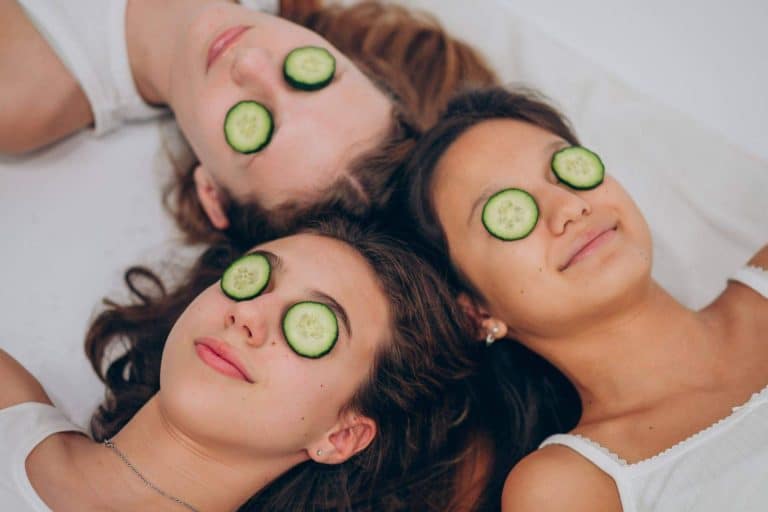 La rutina de skincare ideal para adolescentes, la coreana o la minimalista de la firma Nateena