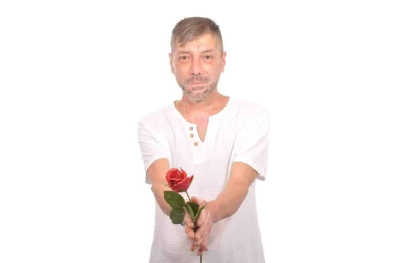 Ángel López López comparte con el mundo sus versos a través de su obra, 'Historias del siglo que viene'