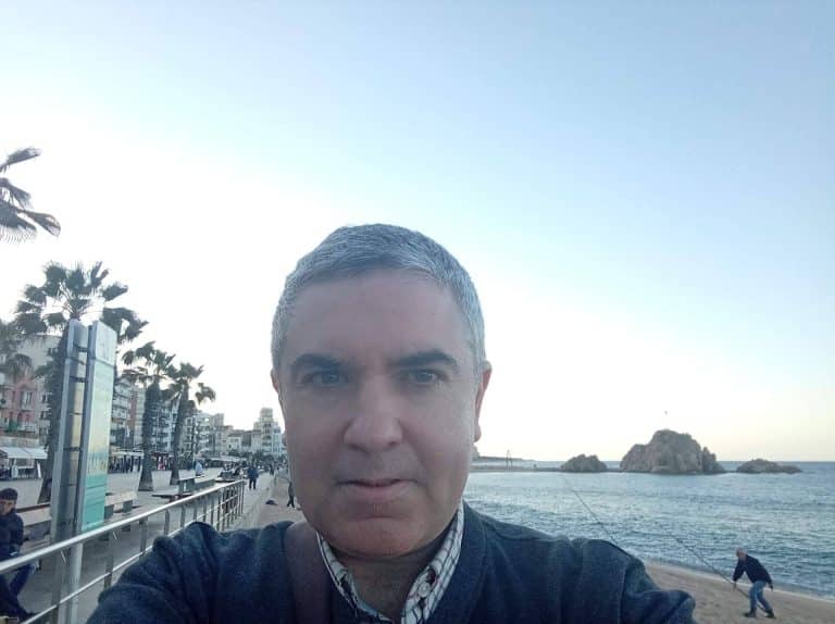 Carlos José Gil Soler publica su segundo libro 'Soledades y silencios', un relato que juega con la poesía