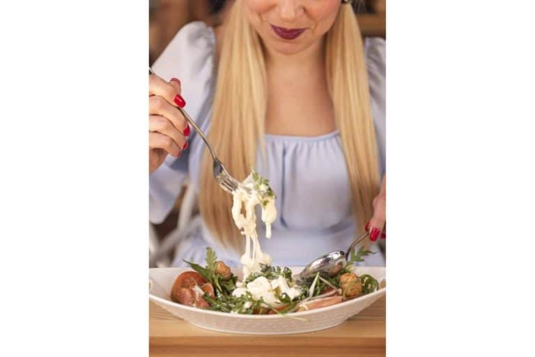 Celebrando su primer aniversario, la experiencia única de OZ gastroclub en San Juan Playa