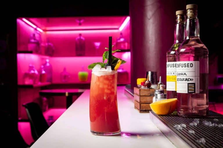 Degustación de cócteles buenos en Enbabia Infused