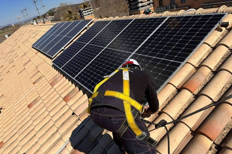 Grupo MQ es una empresa especializada en contratar soluciones de alquiler solar