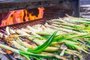Llega la temporada de comer calçots en Pasa Tapas