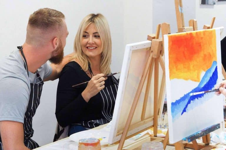 Aquellos que buscan un plan creativo en pareja deben conocer Art and Wine y disfrutar juntos