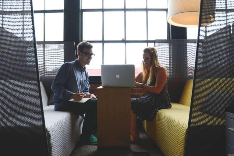 Ventajas de instalar placas solares en empresas, con MQ